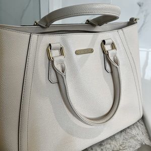 Anne Klein Cream Colored Shoulder Bag. Classic look with lots of storage space.